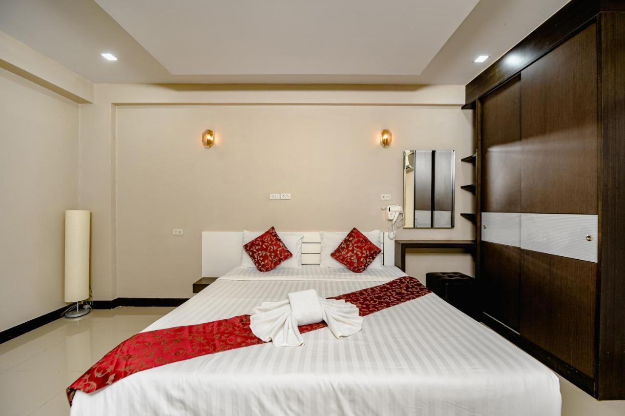 Gold Airport Suites Банкок Екстериор снимка