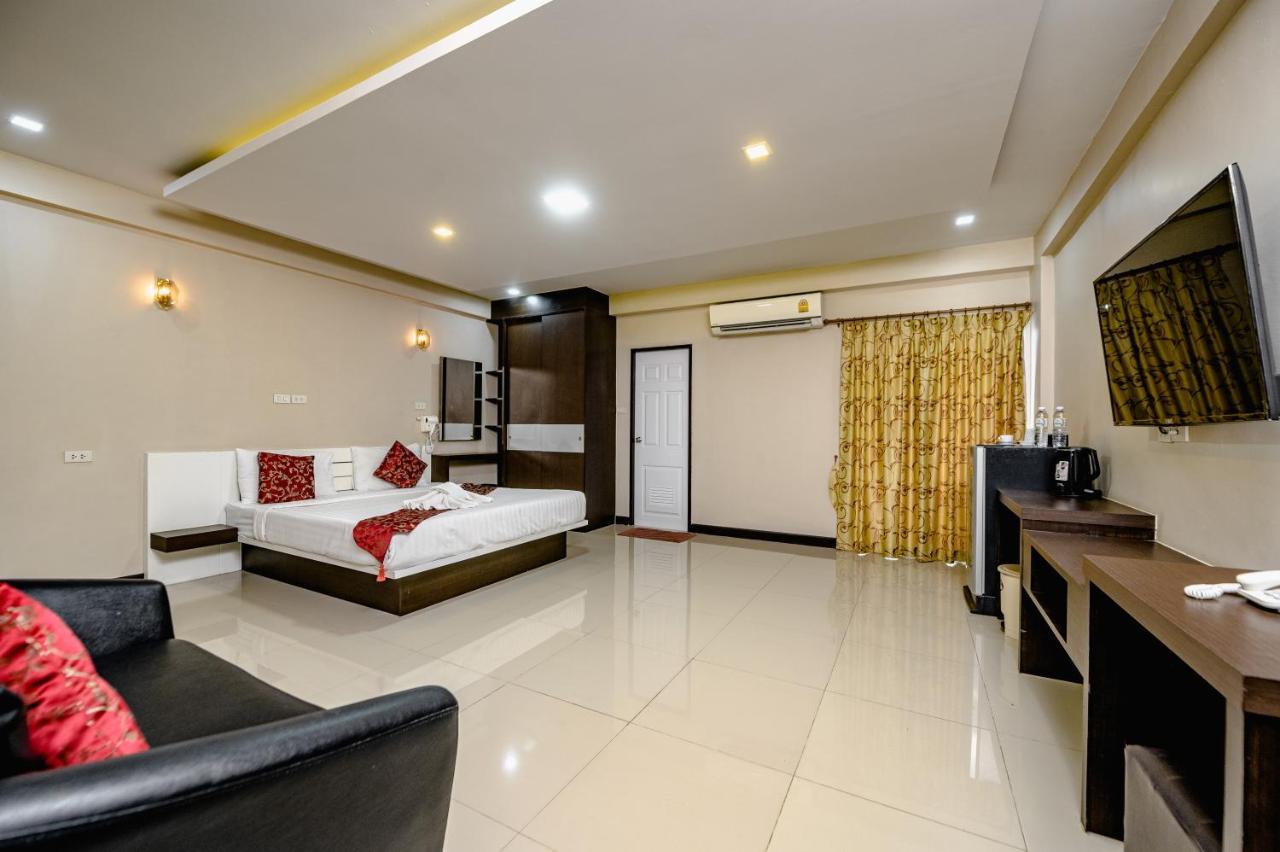 Gold Airport Suites Банкок Екстериор снимка