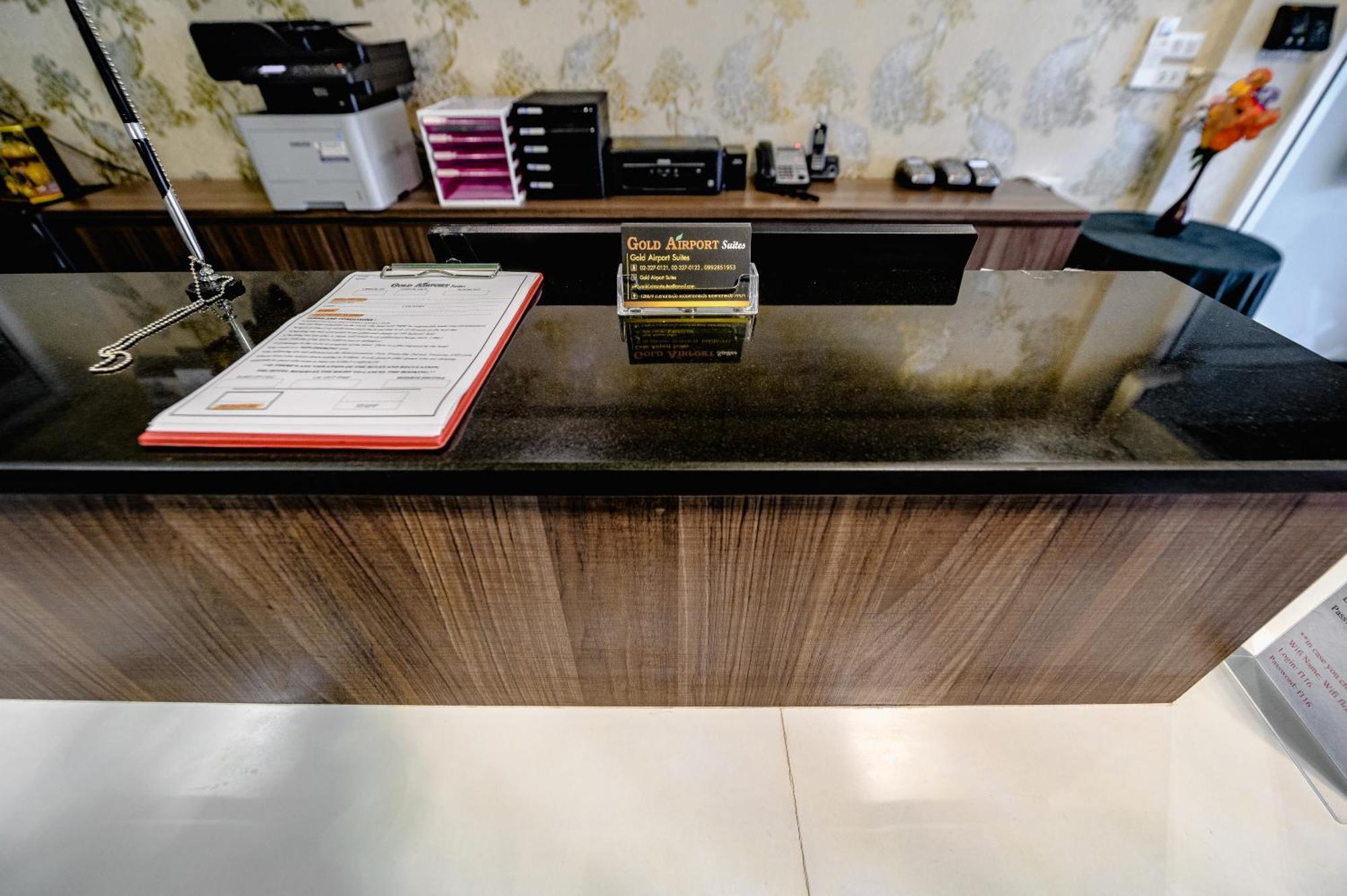 Gold Airport Suites Банкок Екстериор снимка
