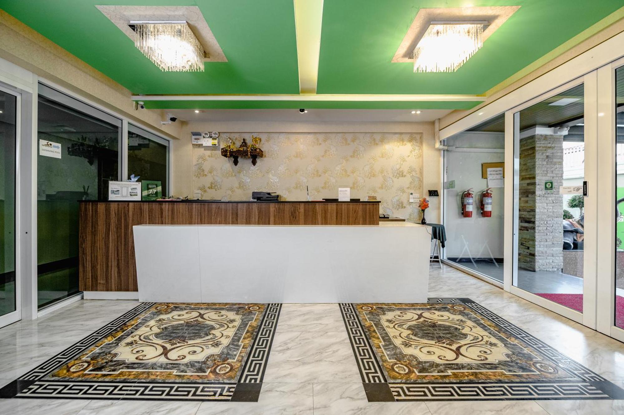 Gold Airport Suites Банкок Екстериор снимка