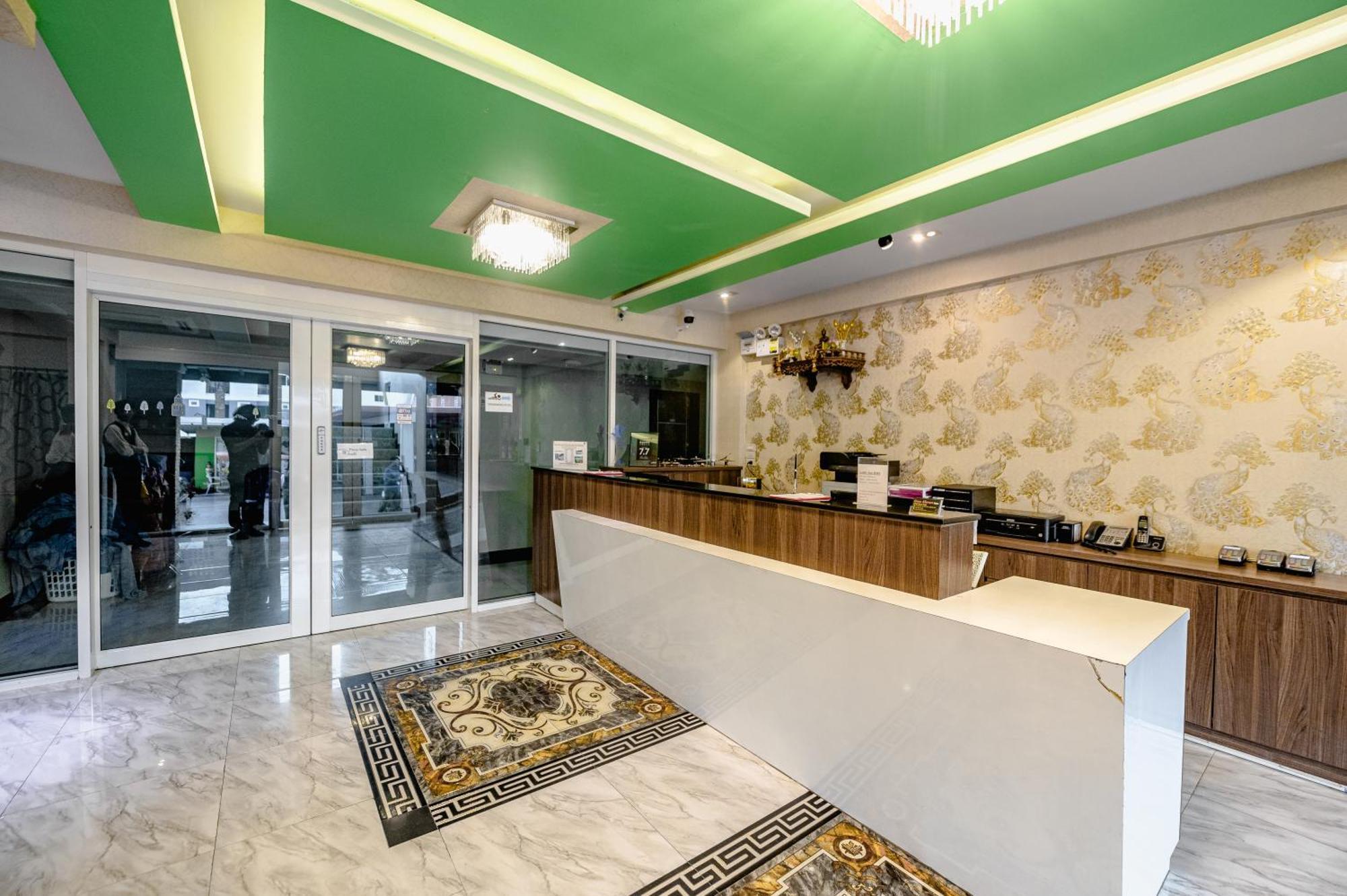 Gold Airport Suites Банкок Екстериор снимка