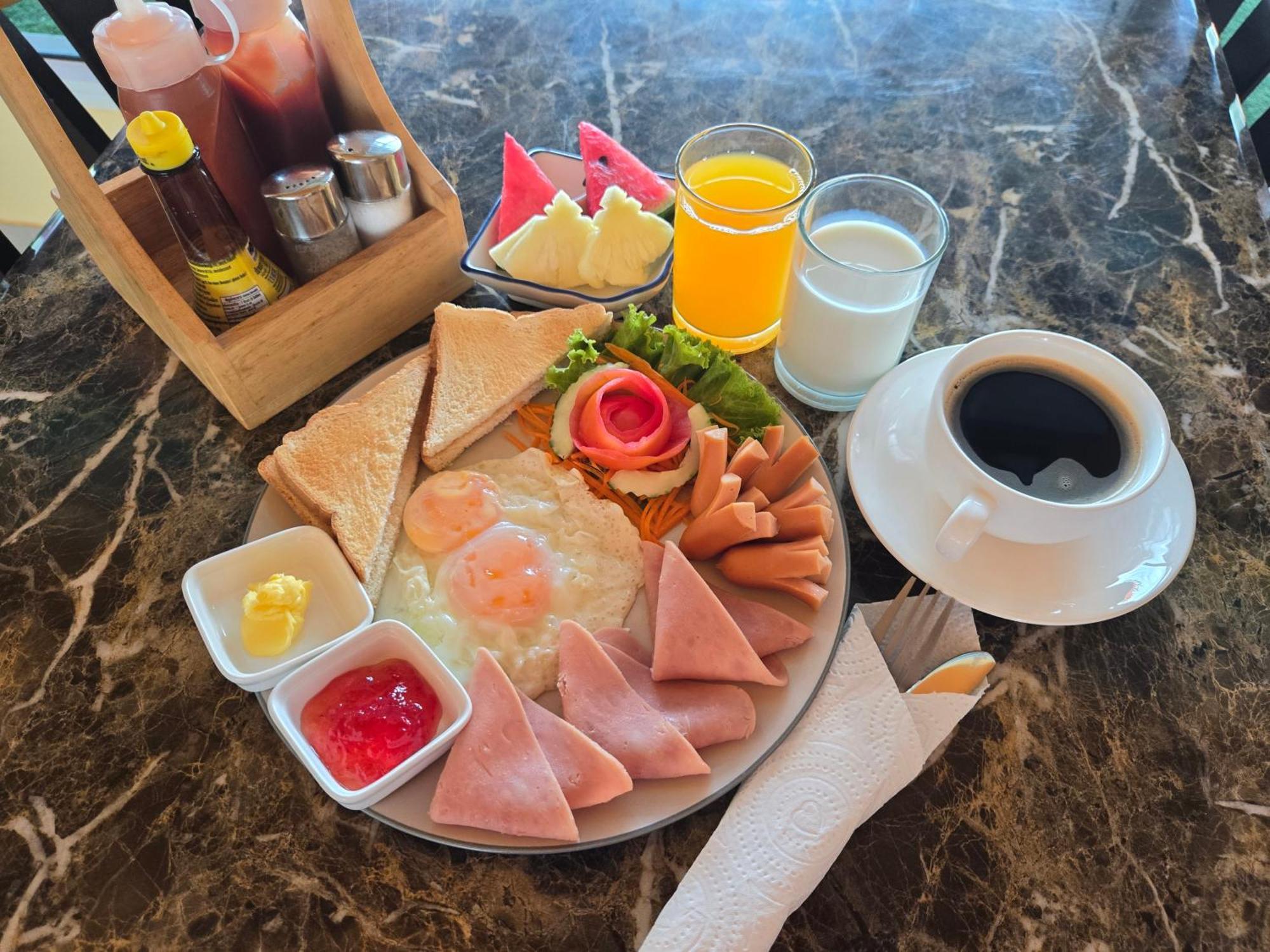 Gold Airport Suites Банкок Екстериор снимка