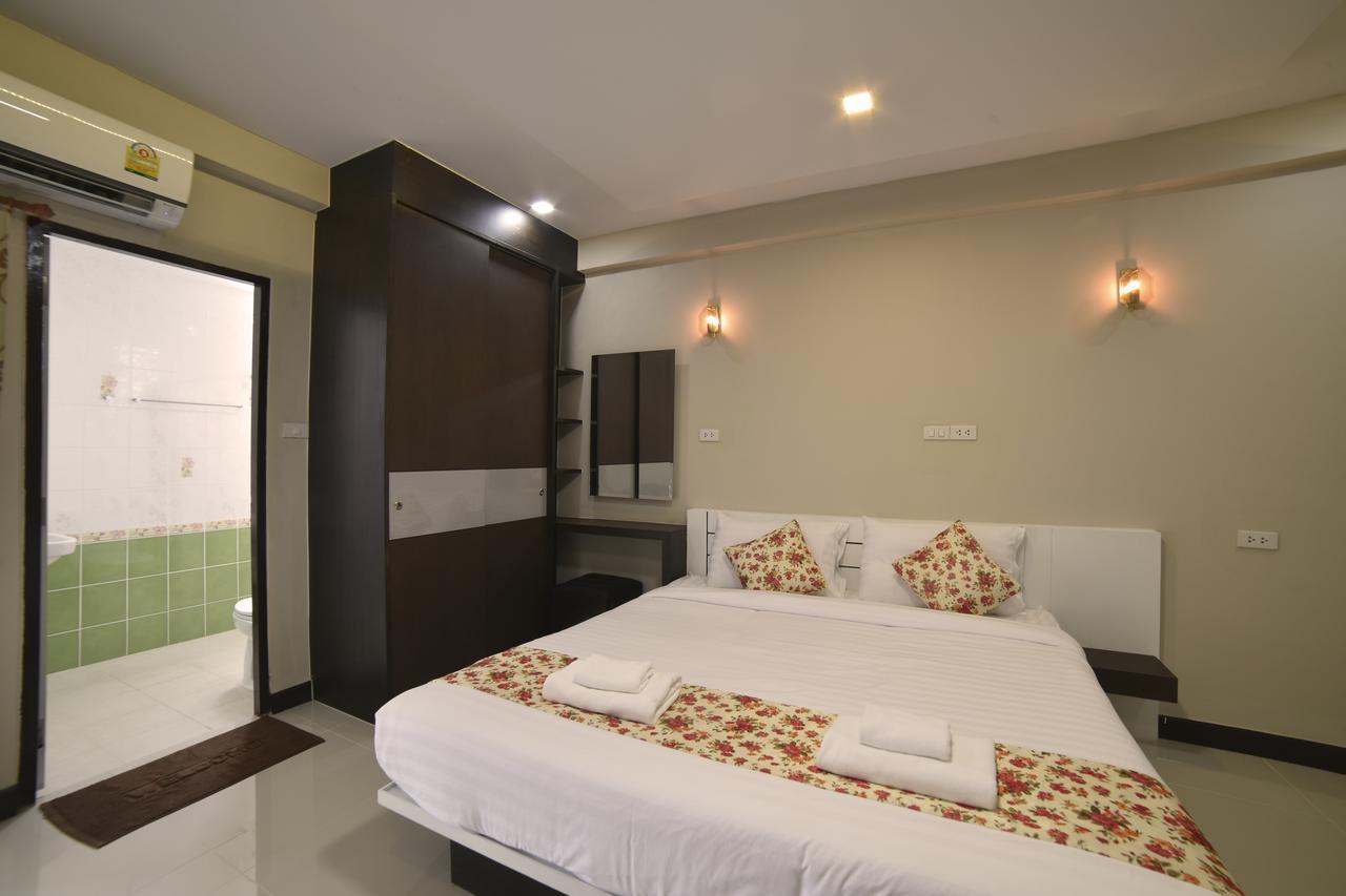 Gold Airport Suites Банкок Екстериор снимка