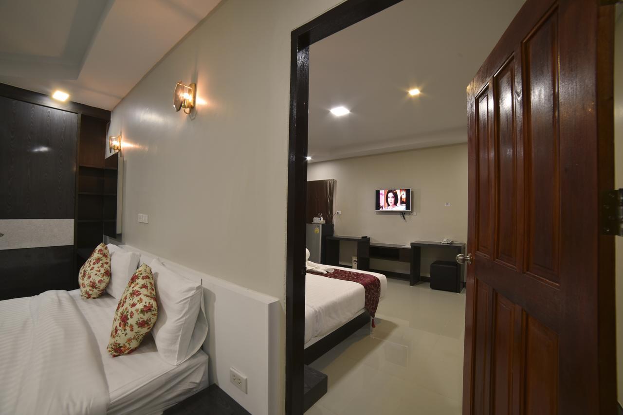 Gold Airport Suites Банкок Екстериор снимка