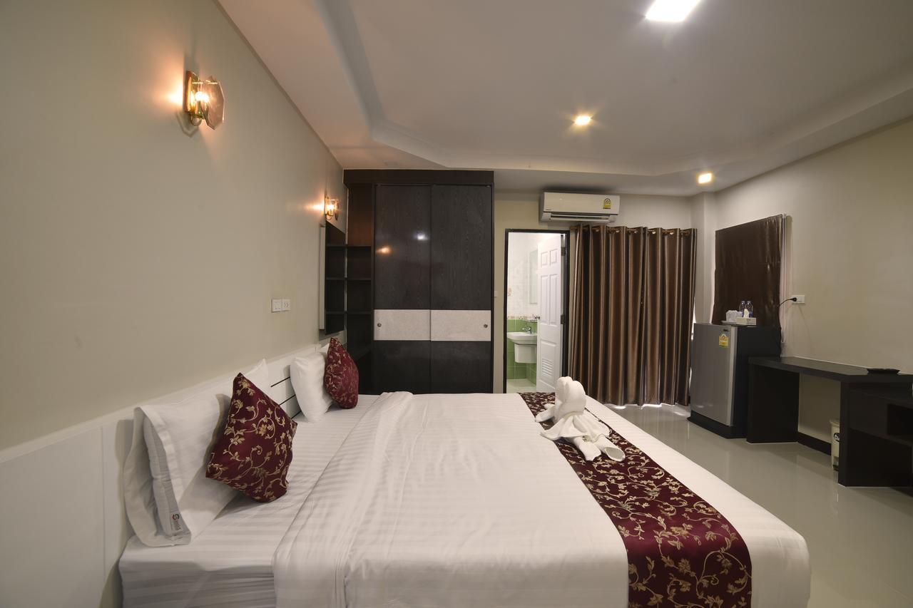 Gold Airport Suites Банкок Екстериор снимка