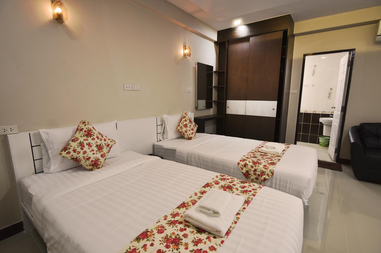 Gold Airport Suites Банкок Стая снимка