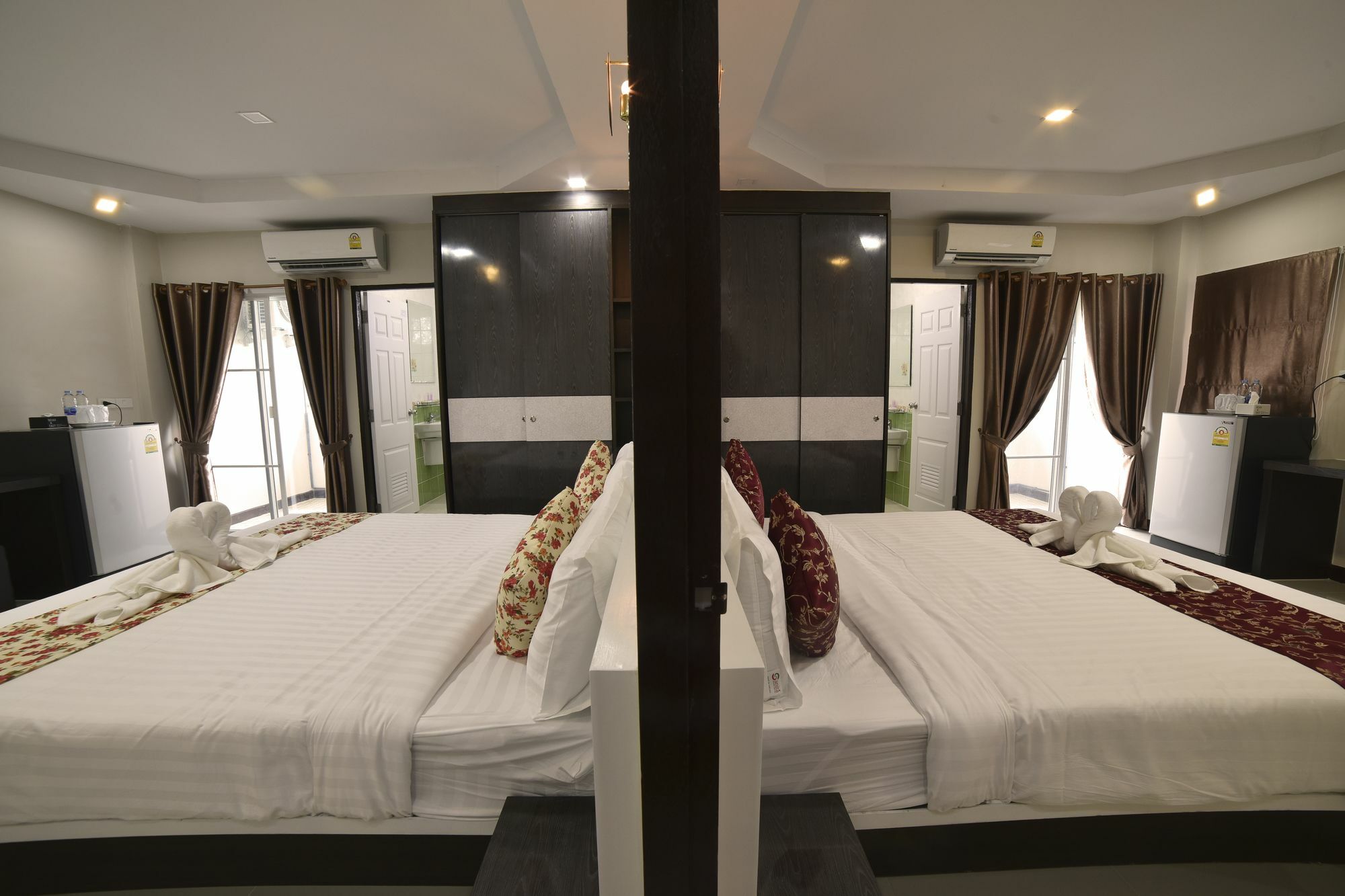 Gold Airport Suites Банкок Екстериор снимка