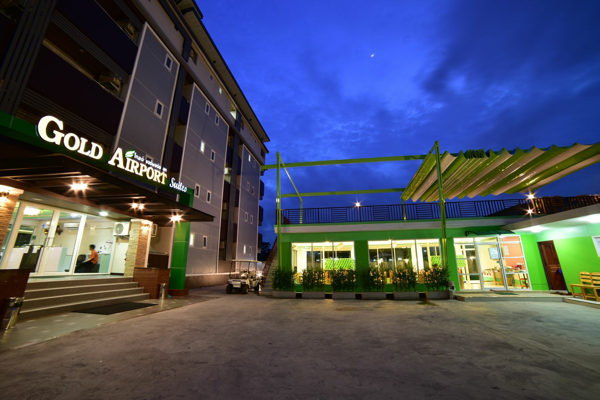 Gold Airport Suites Банкок Екстериор снимка