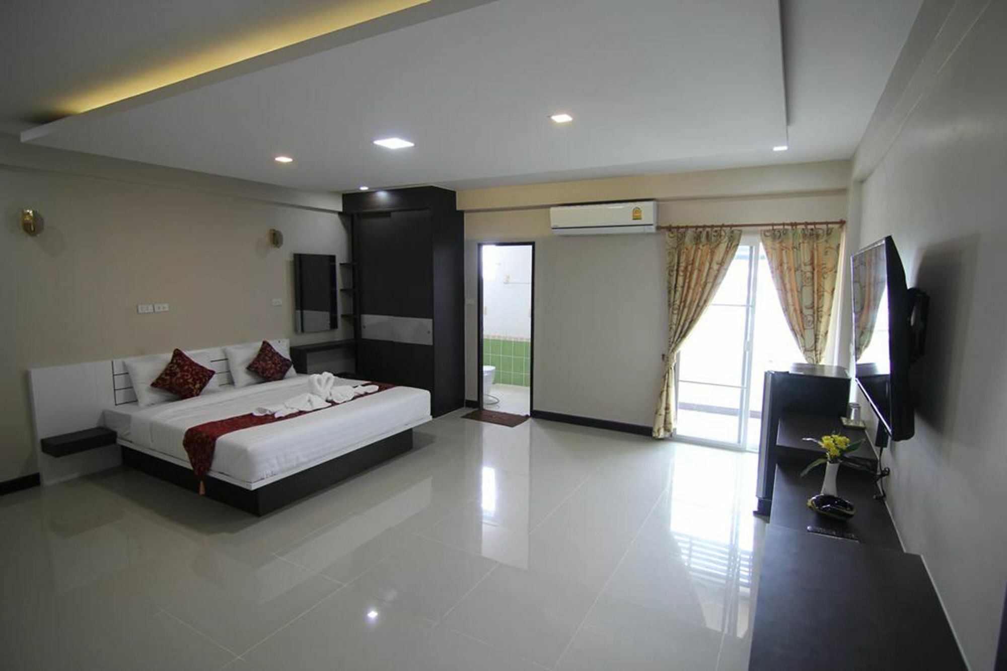 Gold Airport Suites Банкок Екстериор снимка