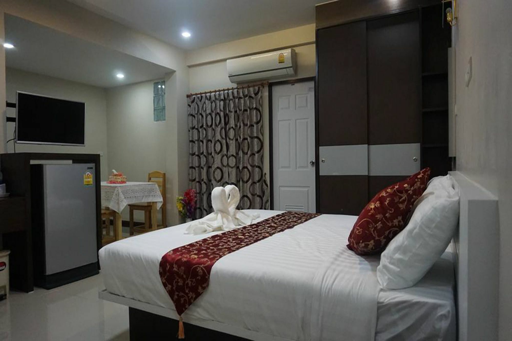 Gold Airport Suites Банкок Екстериор снимка