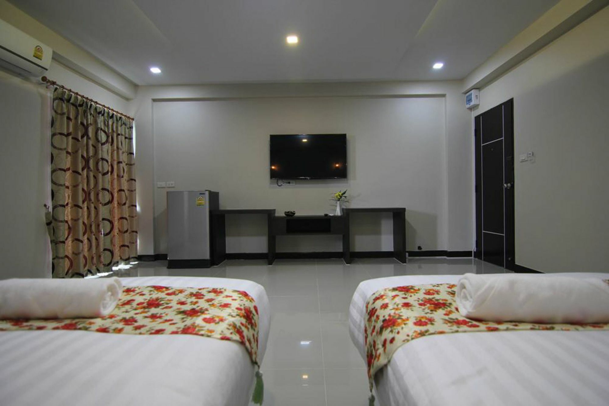 Gold Airport Suites Банкок Екстериор снимка