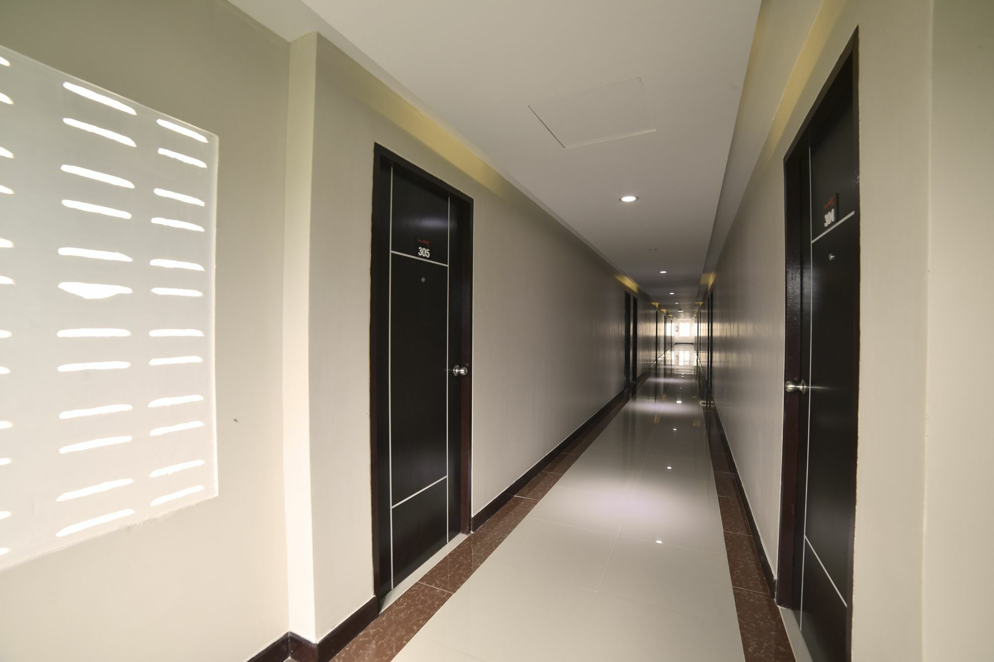 Gold Airport Suites Банкок Екстериор снимка