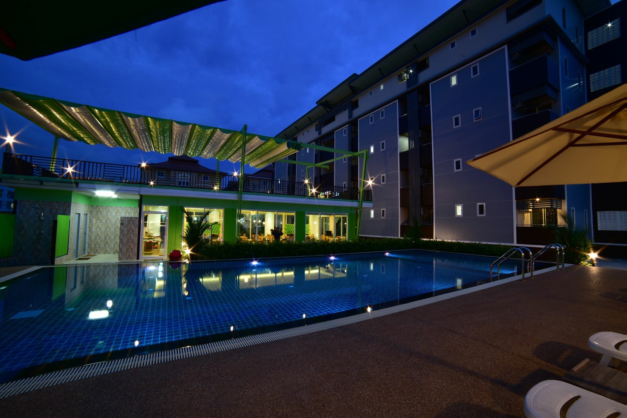 Gold Airport Suites Банкок Екстериор снимка