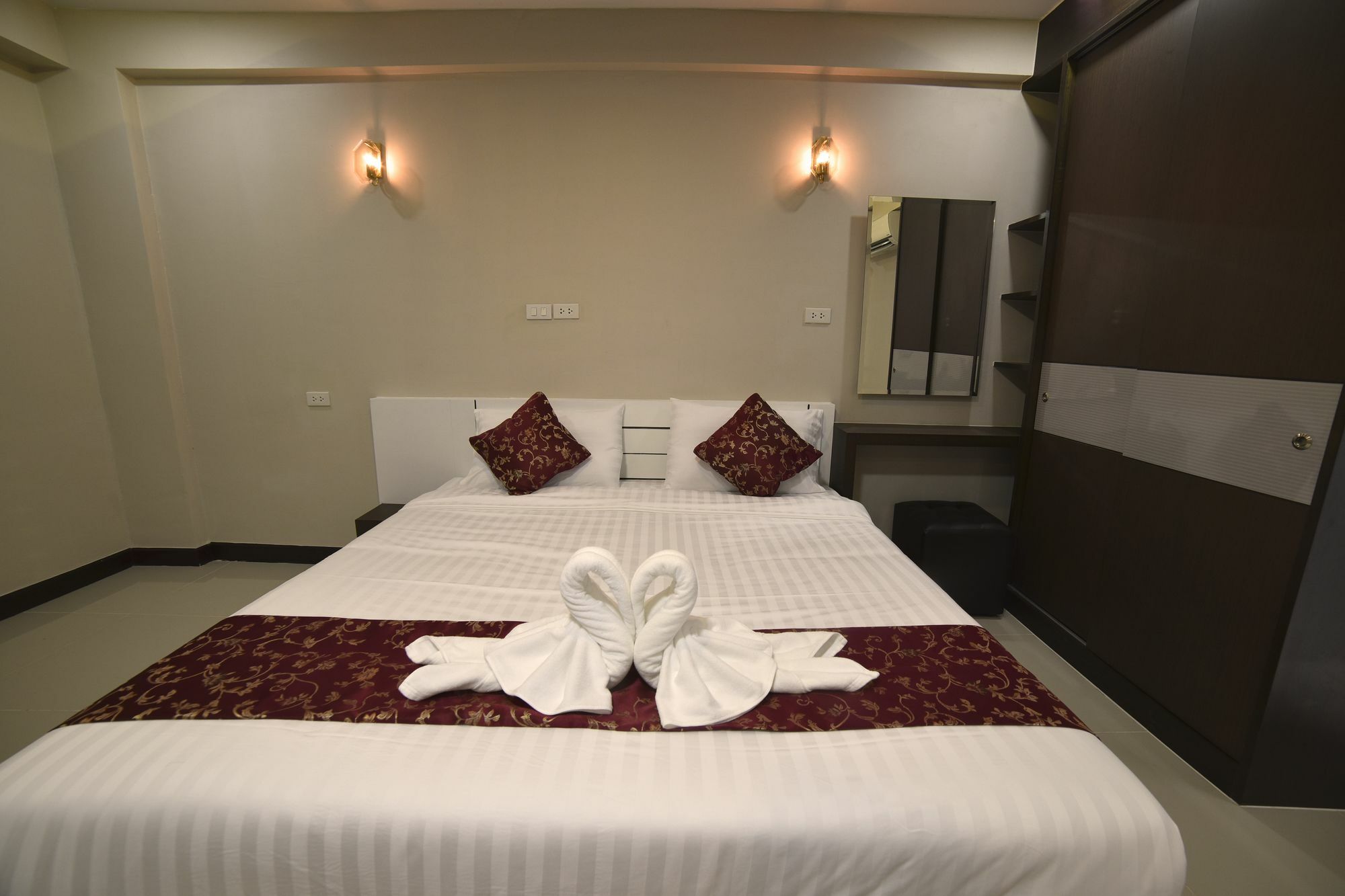 Gold Airport Suites Банкок Екстериор снимка