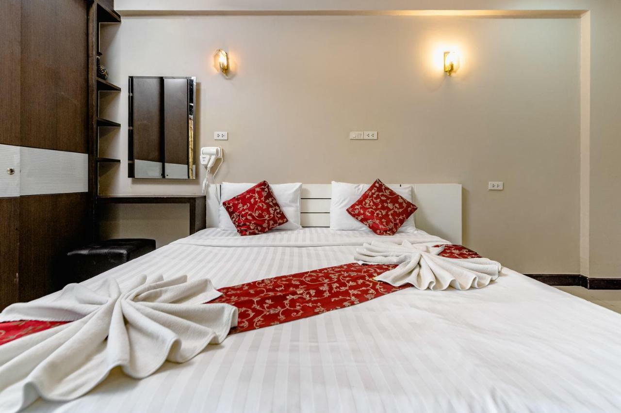 Gold Airport Suites Банкок Екстериор снимка