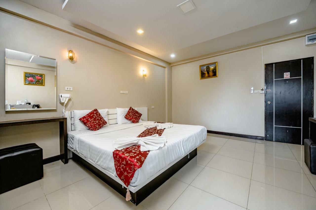 Gold Airport Suites Банкок Екстериор снимка