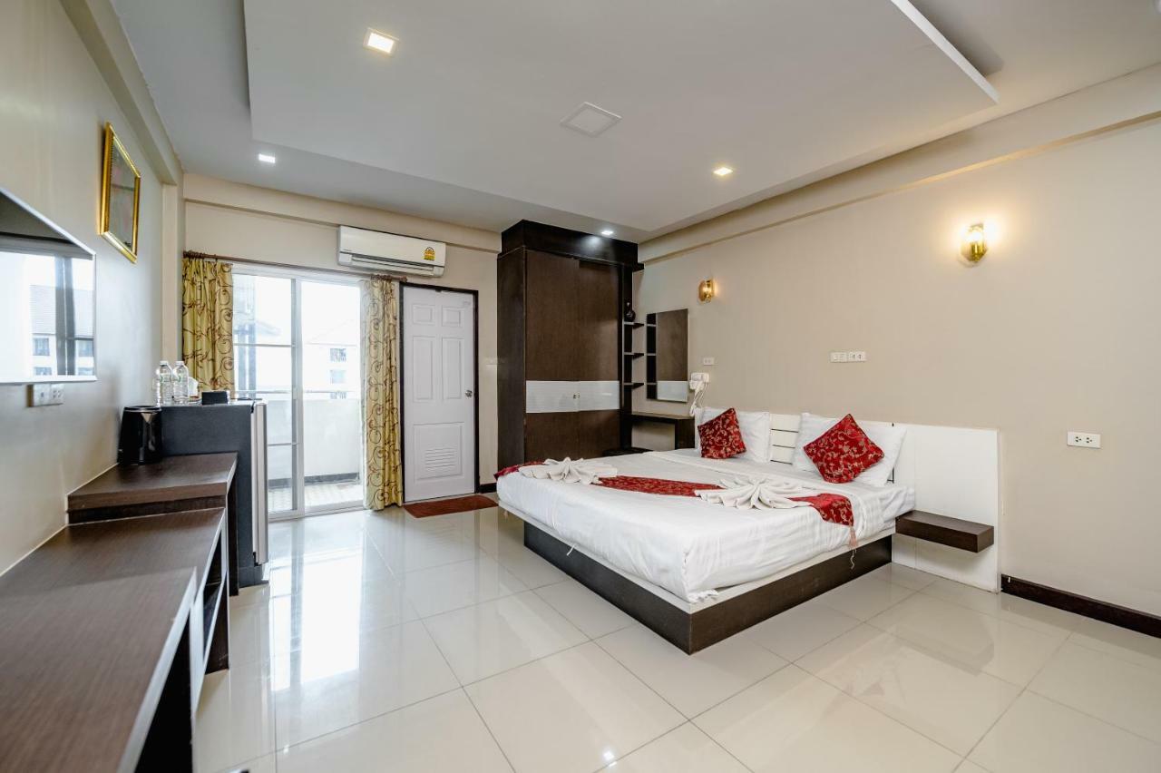 Gold Airport Suites Банкок Екстериор снимка